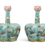 A PAIR OF CHINESE TURQUOISE-GROUND FAMILLE ROSE TULIP VASES - Foto 3
