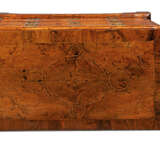A WILLIAM AND MARY BOXWOOD-INLAID WALNUT CHEST - фото 3