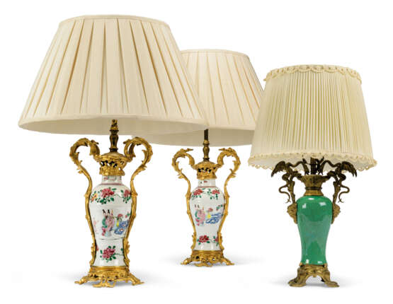 A PAIR OF ORMOLU-MOUNTED CHINESE PORCELAIN TABLE LAMPS - фото 1