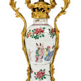 A PAIR OF ORMOLU-MOUNTED CHINESE PORCELAIN TABLE LAMPS - фото 2