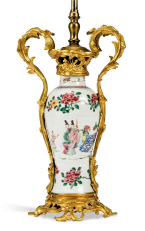 A PAIR OF ORMOLU-MOUNTED CHINESE PORCELAIN TABLE LAMPS - фото 2
