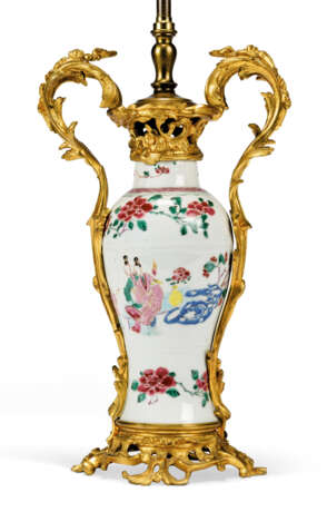 A PAIR OF ORMOLU-MOUNTED CHINESE PORCELAIN TABLE LAMPS - Foto 4