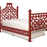 A PAIR OF GILT-DECORATED RED-PAINTED CHINOISERIE TWIN BEDSTEADS - фото 3