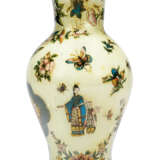 A GROUP OF FOUR REVERSE-DECORATED GLASS `DECALCOMANIA` TABLE LAMPS - photo 2
