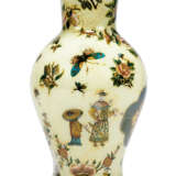 A GROUP OF FOUR REVERSE-DECORATED GLASS `DECALCOMANIA` TABLE LAMPS - photo 4