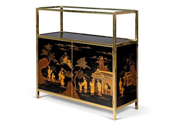 A LACQUERED BRASS AND BLACK JAPANNED DRINKS CABINET - photo 2