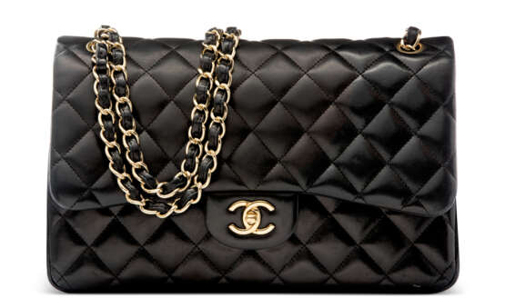 Chanel. A BLACK QUILTED LAMBSKIN LEATHER JUMBO DOUBLE FLAP BAG WITH SILVER HARDWARE - Foto 1
