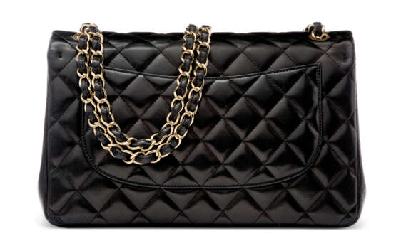 Chanel. A BLACK QUILTED LAMBSKIN LEATHER JUMBO DOUBLE FLAP BAG WITH SILVER HARDWARE - Foto 3