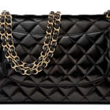 Chanel. A BLACK QUILTED LAMBSKIN LEATHER JUMBO DOUBLE FLAP BAG WITH SILVER HARDWARE - фото 3