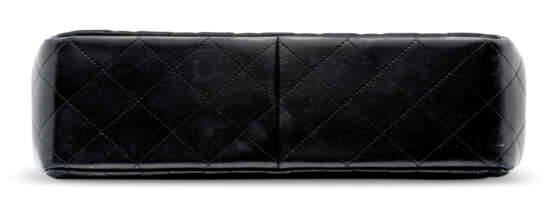 Chanel. A BLACK QUILTED LAMBSKIN LEATHER JUMBO DOUBLE FLAP BAG WITH SILVER HARDWARE - photo 4