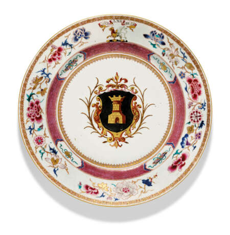 A PAIR OF CHINESE FAMILLE ROSE ARMORIAL DISHES - photo 2