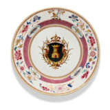 A PAIR OF CHINESE FAMILLE ROSE ARMORIAL DISHES - photo 3
