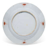 A PAIR OF CHINESE FAMILLE ROSE ARMORIAL DISHES - Foto 4