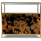 A LACQUERED BRASS AND BLACK JAPANNED DRINKS CABINET - Foto 1