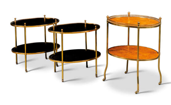 THREE LACQUERED-BRASS OVAL TWO-TIER ETAGERES - Foto 1