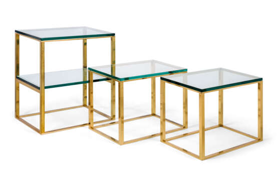 A SET OF THREE LACQUERED BRASS AND GLASS OCCASIONAL TABLES - Foto 1