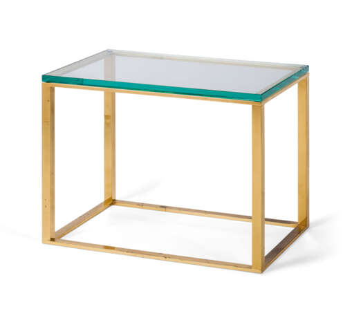 A SET OF THREE LACQUERED BRASS AND GLASS OCCASIONAL TABLES - Foto 3