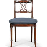 A MATCHED SET OF EIGHT GEORGE III STYLE MAHOGANY DINING-CHAIRS - Foto 2