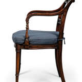 A MATCHED SET OF EIGHT GEORGE III STYLE MAHOGANY DINING-CHAIRS - Foto 3