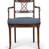 A MATCHED SET OF EIGHT GEORGE III STYLE MAHOGANY DINING-CHAIRS - Foto 4
