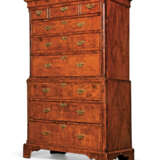 A GEORGE II WALNUT CHEST-ON-CHEST - фото 2