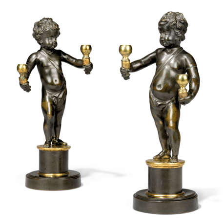 A PAIR OF REGENCY GILT-LACQUERED AND PATINATED-BRONZE TWIN-LIGHT FIGURAL CANDELABRA - Foto 1