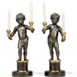 A PAIR OF REGENCY GILT-LACQUERED AND PATINATED-BRONZE TWIN-LIGHT FIGURAL CANDELABRA - Foto 2