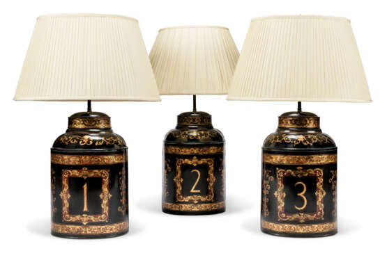 A SET OF THREE BLACK AND GILT TOLE TEA-CANISTER TABLE LAMPS - фото 1