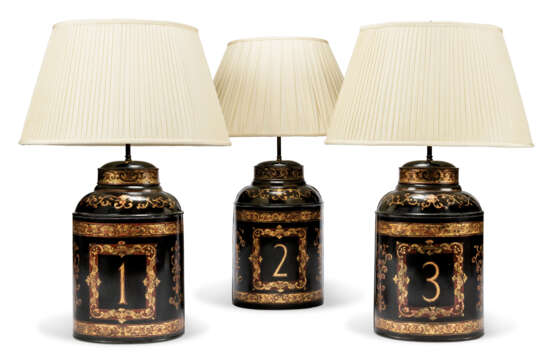 A SET OF THREE BLACK AND GILT TOLE TEA-CANISTER TABLE LAMPS - Foto 1