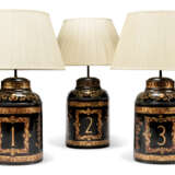 A SET OF THREE BLACK AND GILT TOLE TEA-CANISTER TABLE LAMPS - Foto 1