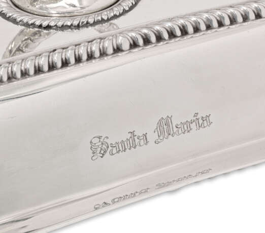 Willson, Walter. A SET OF THREE ELIZABETH II SILVER ENTREE-DISHES, COVERS AND HANDLES - Foto 4