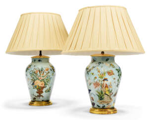 A PAIR OF REVERSE DECORATED GLASS &#39;DECALCOMANIA&#39; TABLE LAMPS