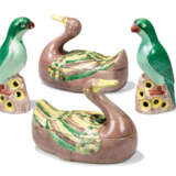 A PAIR OF CHINESE EXPORT DUCK TUREENS AND COVERS - фото 1