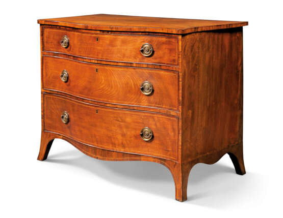 A GEORGE III GONCALO ALVES-CROSSBANDED MAHOGANY SERPENTINE DRESSING-CHEST - фото 2