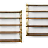 A PAIR OF GEORGE III-STYLE BRASS-MOUNTED AMERICAN WALNUT HANGING-SHELVES - Foto 1