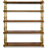 A PAIR OF GEORGE III-STYLE BRASS-MOUNTED AMERICAN WALNUT HANGING-SHELVES - Foto 2