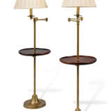 A PAIR OF MAHOGANY AND BRASS ADJUSTABLE FLOOR LAMPS - Foto 1