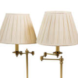 A PAIR OF MAHOGANY AND BRASS ADJUSTABLE FLOOR LAMPS - Foto 3