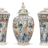 A GARNITURE OF THREE DUTCH DELFT POLYCHROME VASES AND COVERS - фото 1