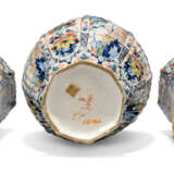 A GARNITURE OF THREE DUTCH DELFT POLYCHROME VASES AND COVERS - Foto 2