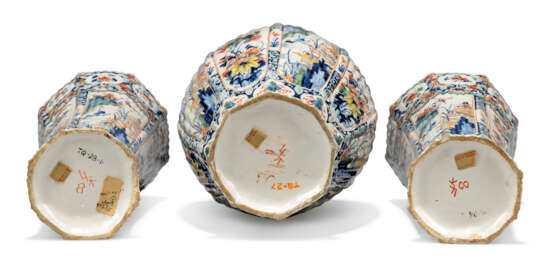 A GARNITURE OF THREE DUTCH DELFT POLYCHROME VASES AND COVERS - фото 2