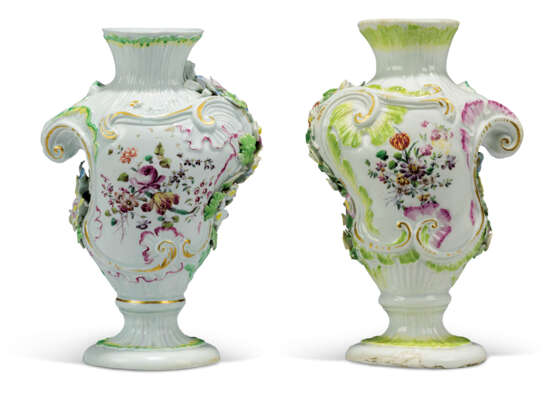 Derby Ceramic Factory. A PAIR OF DERBY PORCELAIN FIGURAL BOCAGE CANDLESTICKS AND TWO DERBY PORCELAIN SCROLL-FORM VASES - фото 3