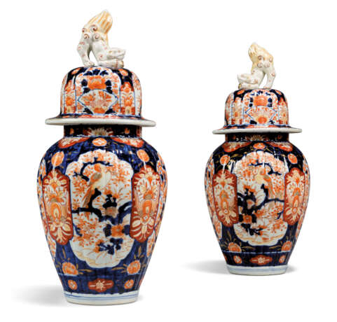 A PAIR OF JAPANESE IMARI RIBBED OVOID VASES AND COVERS - photo 1