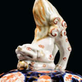 A PAIR OF JAPANESE IMARI RIBBED OVOID VASES AND COVERS - Foto 2