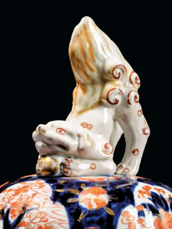 A PAIR OF JAPANESE IMARI RIBBED OVOID VASES AND COVERS - photo 2
