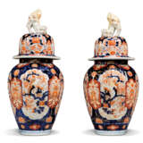 A PAIR OF JAPANESE IMARI RIBBED OVOID VASES AND COVERS - photo 3