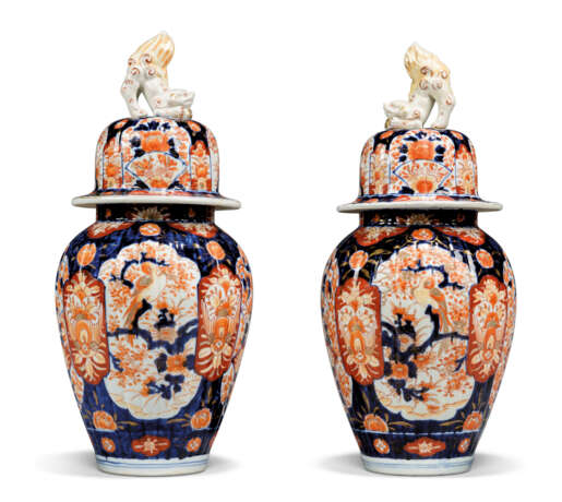 A PAIR OF JAPANESE IMARI RIBBED OVOID VASES AND COVERS - фото 3