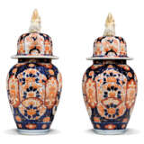 A PAIR OF JAPANESE IMARI RIBBED OVOID VASES AND COVERS - Foto 4