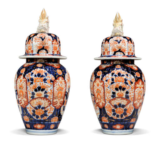 A PAIR OF JAPANESE IMARI RIBBED OVOID VASES AND COVERS - фото 4
