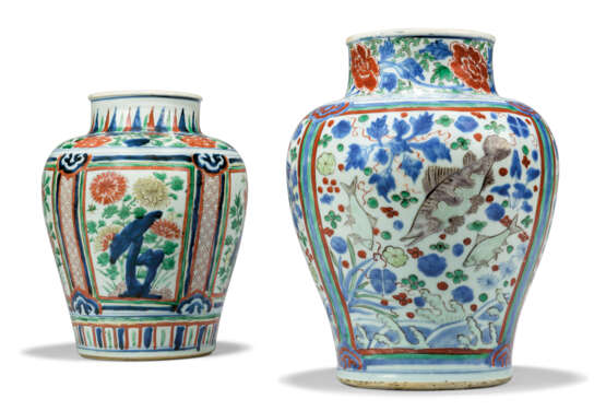 TWO CHINESE WUCAI VASES - Foto 1